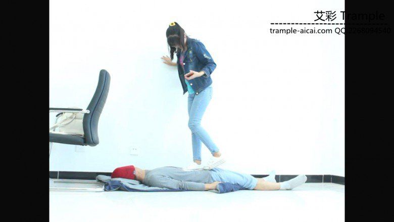 图片[7]_高中生小蛮女主白帆布鞋踩踏全身，下体！_绳缚吧