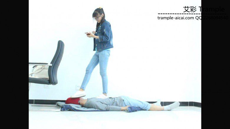图片[9]_高中生小蛮女主白帆布鞋踩踏全身，下体！_绳缚吧