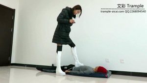 甜美媛媛女主白靴子踩踏全身！_绳缚吧