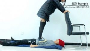 甜美媛媛女主帆布鞋蹦跳踩踏贱狗身体下体！_绳缚吧