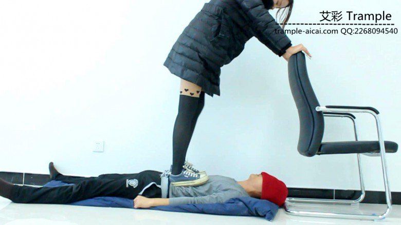 甜美媛媛女主帆布鞋蹦跳踩踏贱狗身体下体！_绳缚吧