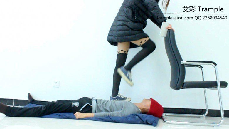 图片[2]_甜美媛媛女主帆布鞋蹦跳踩踏贱狗身体下体！_绳缚吧