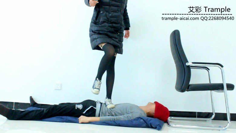 图片[3]_甜美媛媛女主帆布鞋蹦跳踩踏贱狗身体下体！_绳缚吧