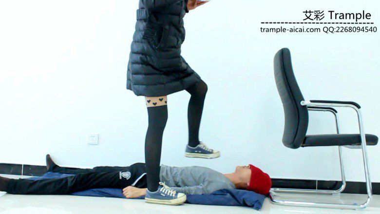 图片[4]_甜美媛媛女主帆布鞋蹦跳踩踏贱狗身体下体！_绳缚吧