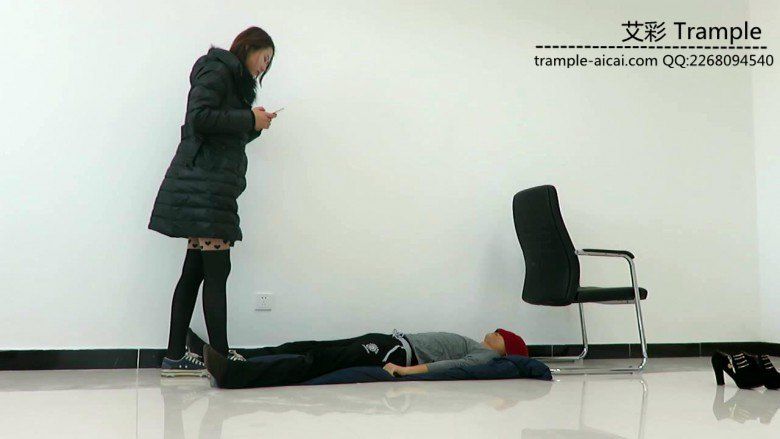 图片[7]_甜美媛媛女主帆布鞋蹦跳踩踏贱狗身体下体！_绳缚吧