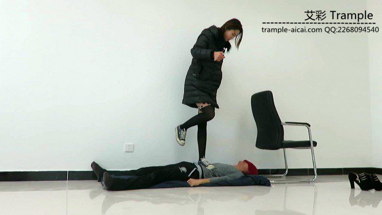 图片[8]_甜美媛媛女主帆布鞋蹦跳踩踏贱狗身体下体！_绳缚吧