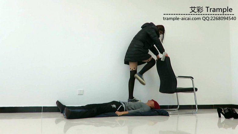 图片[9]_甜美媛媛女主帆布鞋蹦跳踩踏贱狗身体下体！_绳缚吧