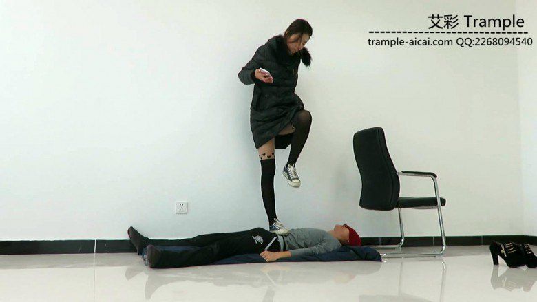 图片[10]_甜美媛媛女主帆布鞋蹦跳踩踏贱狗身体下体！_绳缚吧