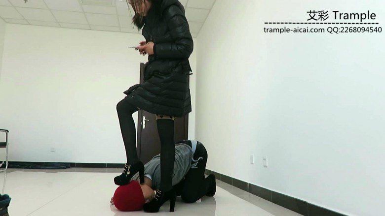 闻舔甜美媛媛女主性感高跟，女主高跟遛狗！_绳缚吧