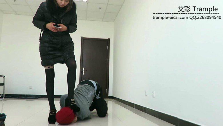 图片[2]_闻舔甜美媛媛女主性感高跟，女主高跟遛狗！_绳缚吧