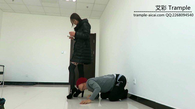 图片[3]_闻舔甜美媛媛女主性感高跟，女主高跟遛狗！_绳缚吧