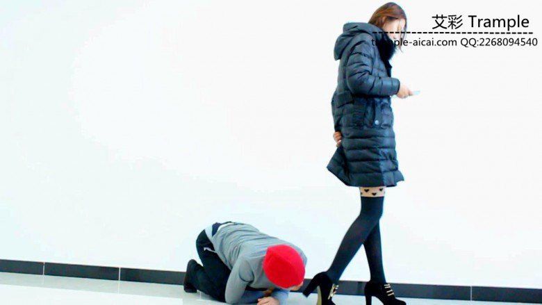 图片[8]_闻舔甜美媛媛女主性感高跟，女主高跟遛狗！_绳缚吧