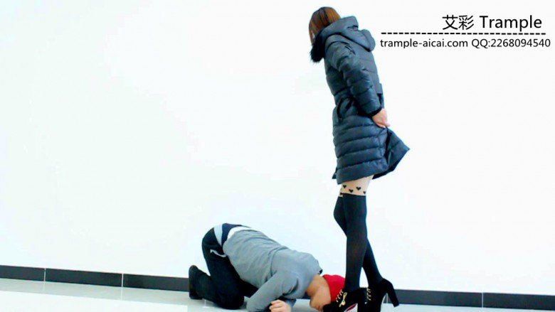 图片[9]_闻舔甜美媛媛女主性感高跟，女主高跟遛狗！_绳缚吧