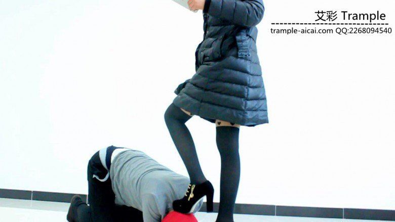 图片[11]_闻舔甜美媛媛女主性感高跟，女主高跟遛狗！_绳缚吧