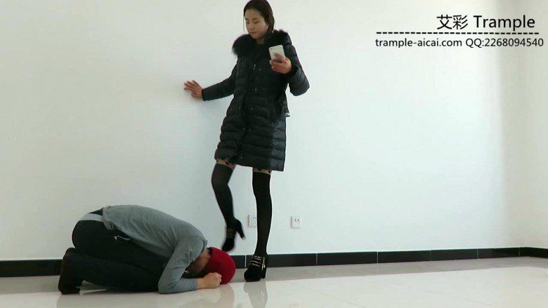 图片[4]_甜美媛媛女主高跟黑丝踢踹贱狗下体暴打贱狗！_绳缚吧