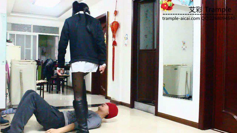 图片[5]_萝莉侑主制服劫逼迫其舔鞋践踏全身长靴遛狗羞辱！_绳缚吧