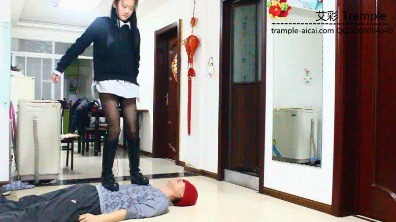 图片[8]_萝莉侑主制服劫逼迫其舔鞋践踏全身长靴遛狗羞辱！_绳缚吧