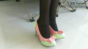 00后晓女主高跟插嘴踩虐人肉地毯鞋榻！_绳缚吧