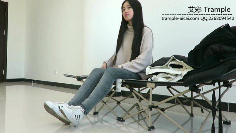 超漂亮老师天依女主棉袜堵嘴，裸足踩脸！_绳缚吧