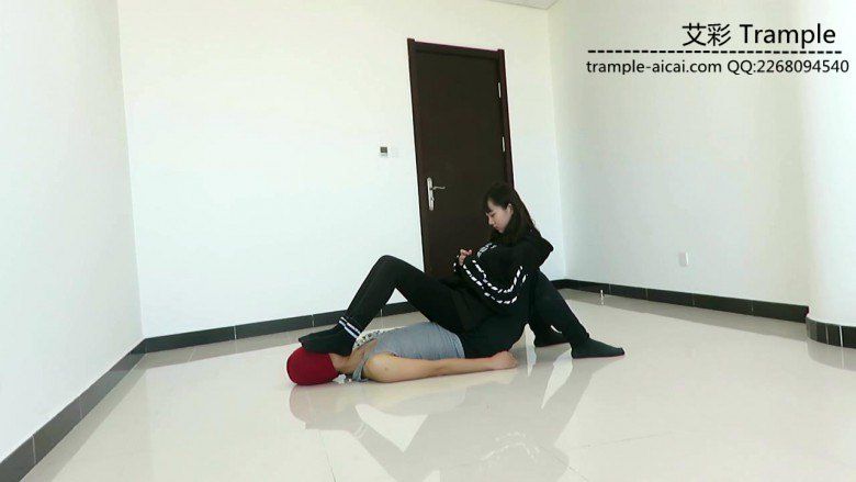 00后天使女主骑乘散步，臭棉袜堵脸踩下体！_绳缚吧