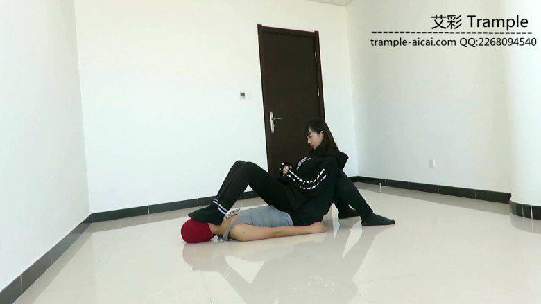 图片[2]_00后天使女主骑乘散步，臭棉袜堵脸踩下体！_绳缚吧
