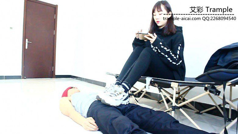 图片[4]_跪舔00后天使女主运动鞋底被运动鞋碾踩下体身体！_绳缚吧