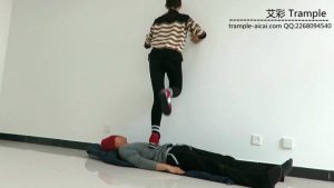 00后女主运动鞋跑踏人体软垫骑乘休息！_绳缚吧