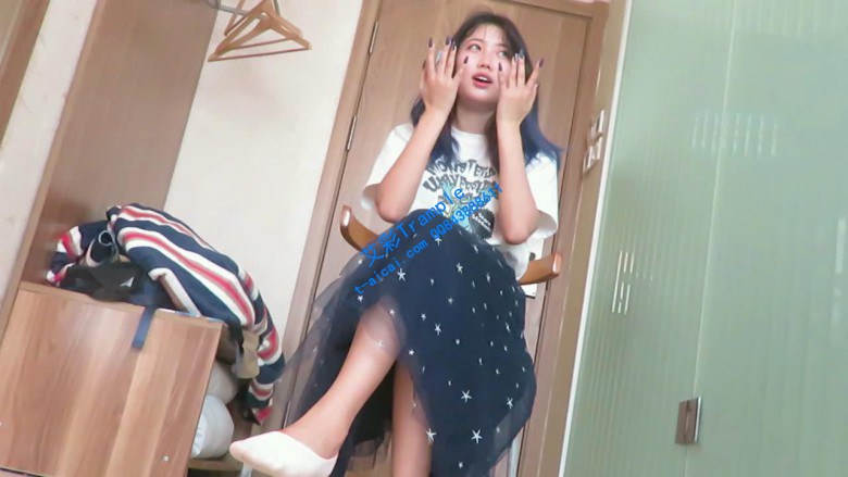 图片[6]_【00后A女主】跪舔美女主帆布鞋底闻臭脚棉袜裸足！_绳缚吧