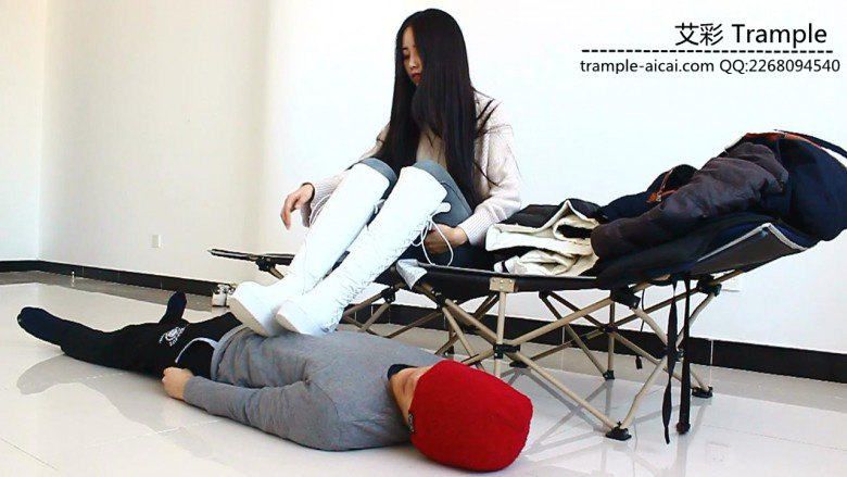 天依女主白靴子棉袜的人体脚踏！_绳缚吧