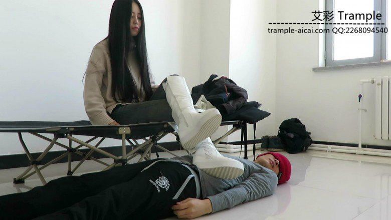 图片[6]_天依女主白靴子棉袜的人体脚踏！_绳缚吧