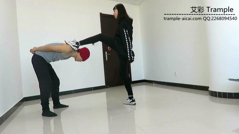 图片[2]_00后天使女主踢裆暴打贱狗逼迫其钻跨踩头羞辱！_绳缚吧