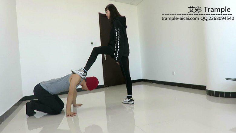 图片[3]_00后天使女主踢裆暴打贱狗逼迫其钻跨踩头羞辱！_绳缚吧