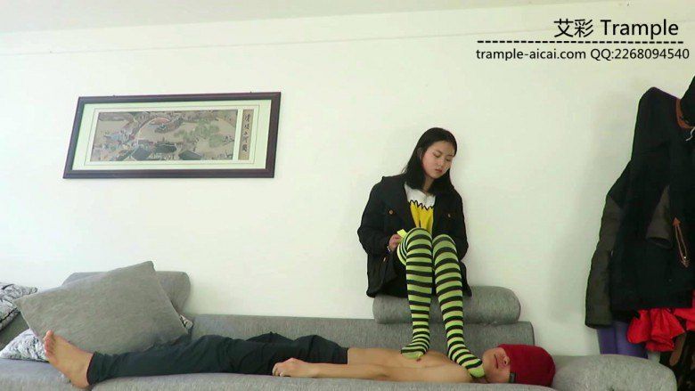 媛媛女主长筒袜踩踏，脚插嘴，全体重踩下体！_绳缚吧