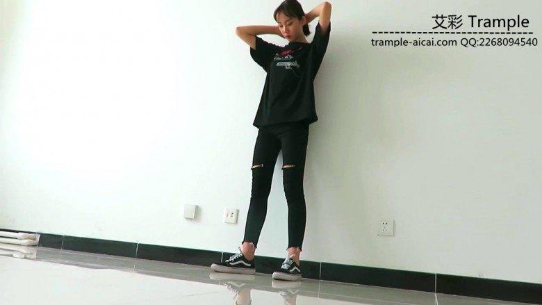 00后天使女主帆布鞋大踏步践踏贱狗！_绳缚吧