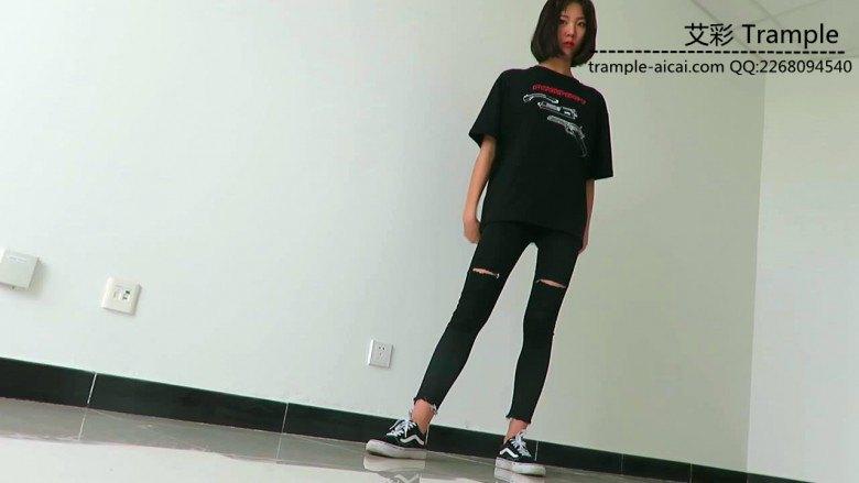 图片[2]_00后天使女主帆布鞋大踏步践踏贱狗！_绳缚吧