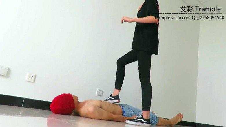 图片[3]_00后天使女主帆布鞋大踏步践踏贱狗！_绳缚吧