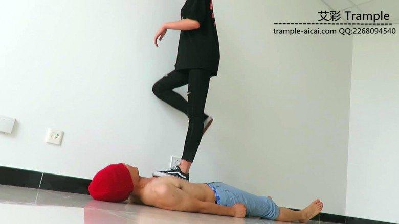 图片[4]_00后天使女主帆布鞋大踏步践踏贱狗！_绳缚吧