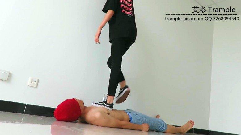 图片[5]_00后天使女主帆布鞋大踏步践踏贱狗！_绳缚吧