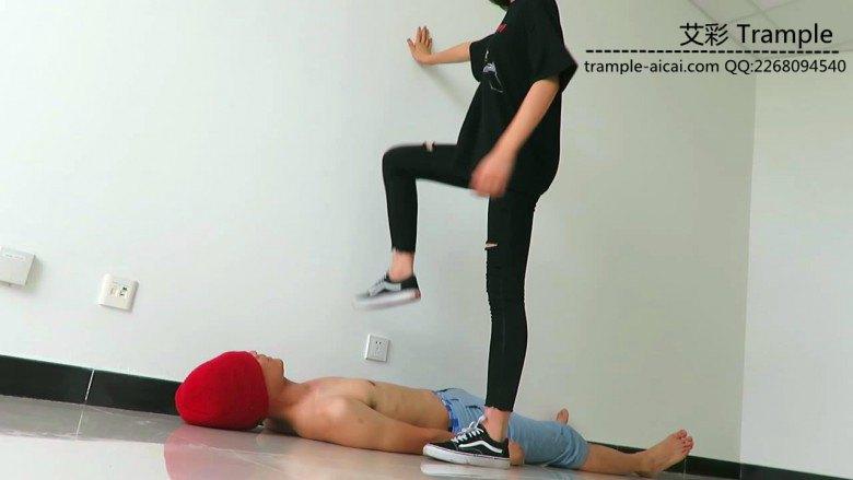 图片[9]_00后天使女主帆布鞋大踏步践踏贱狗！_绳缚吧