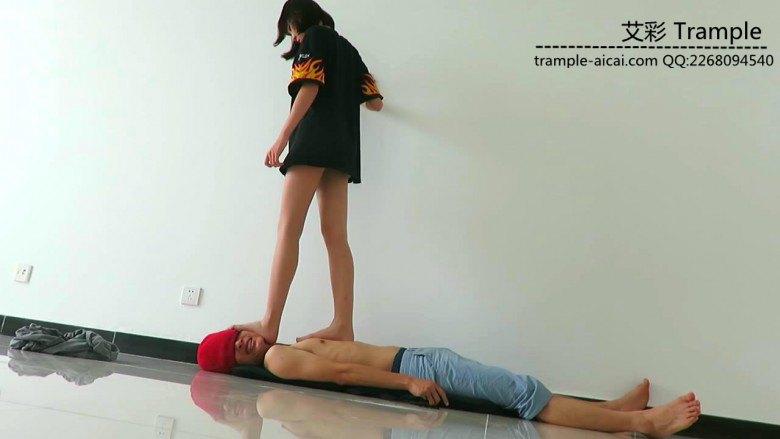 图片[2]_00后天使女主肉丝踩头踏步踩下体！_绳缚吧