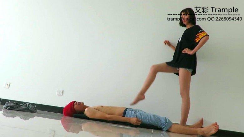 图片[12]_00后天使女主肉丝踩头踏步踩下体！_绳缚吧