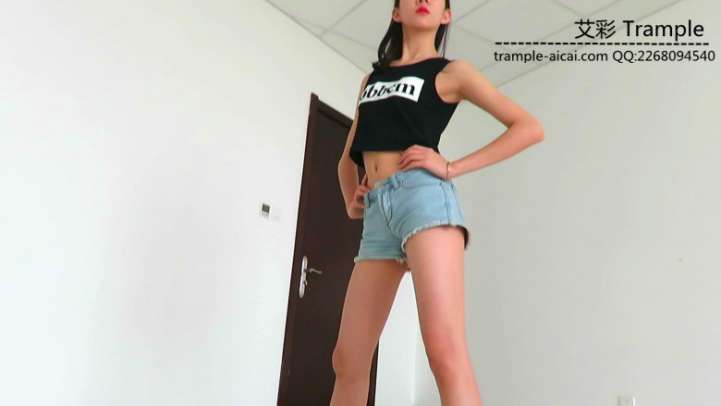 00后天使女主运动装羞辱贱狗钻跨踩踏！_绳缚吧