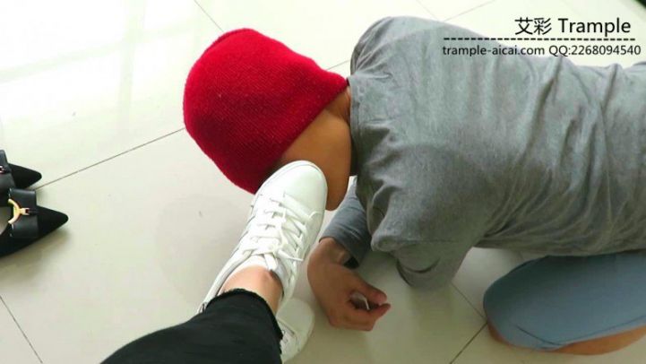 图片[3]_瑶主白色球鞋羞辱贱狗，踩踏贱狗！_绳缚吧
