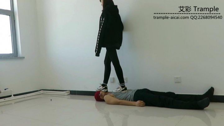 00后天使女主运动鞋；黑棉袜；裸足踩玩贱狗！_绳缚吧