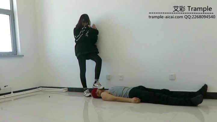图片[2]_00后天使女主运动鞋；黑棉袜；裸足踩玩贱狗！_绳缚吧
