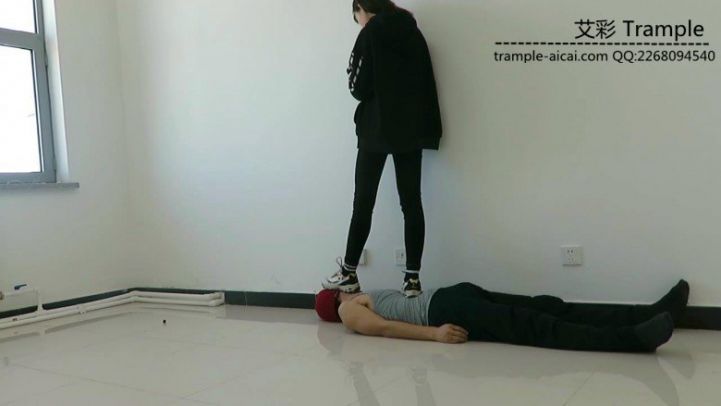 图片[3]_00后天使女主运动鞋；黑棉袜；裸足踩玩贱狗！_绳缚吧