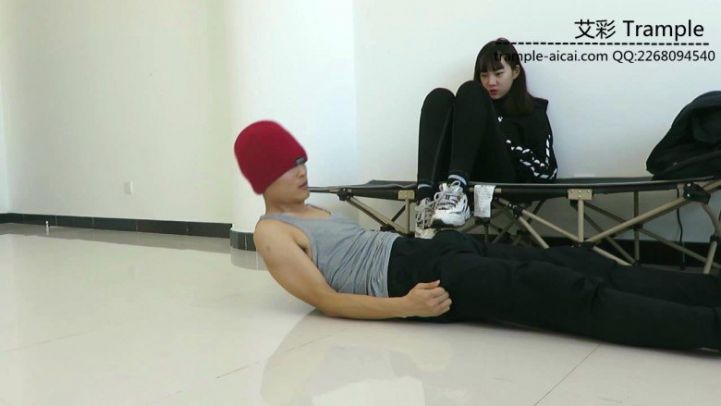 图片[8]_00后天使女主运动鞋；黑棉袜；裸足踩玩贱狗！_绳缚吧