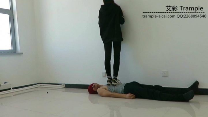 图片[11]_00后天使女主运动鞋；黑棉袜；裸足踩玩贱狗！_绳缚吧
