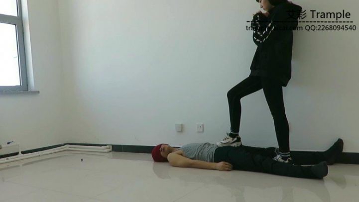 图片[12]_00后天使女主运动鞋；黑棉袜；裸足踩玩贱狗！_绳缚吧