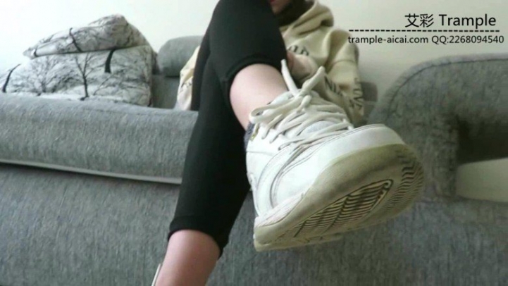 图片[2]_跪舔00后天使女主肮脏的运动鞋底！_绳缚吧